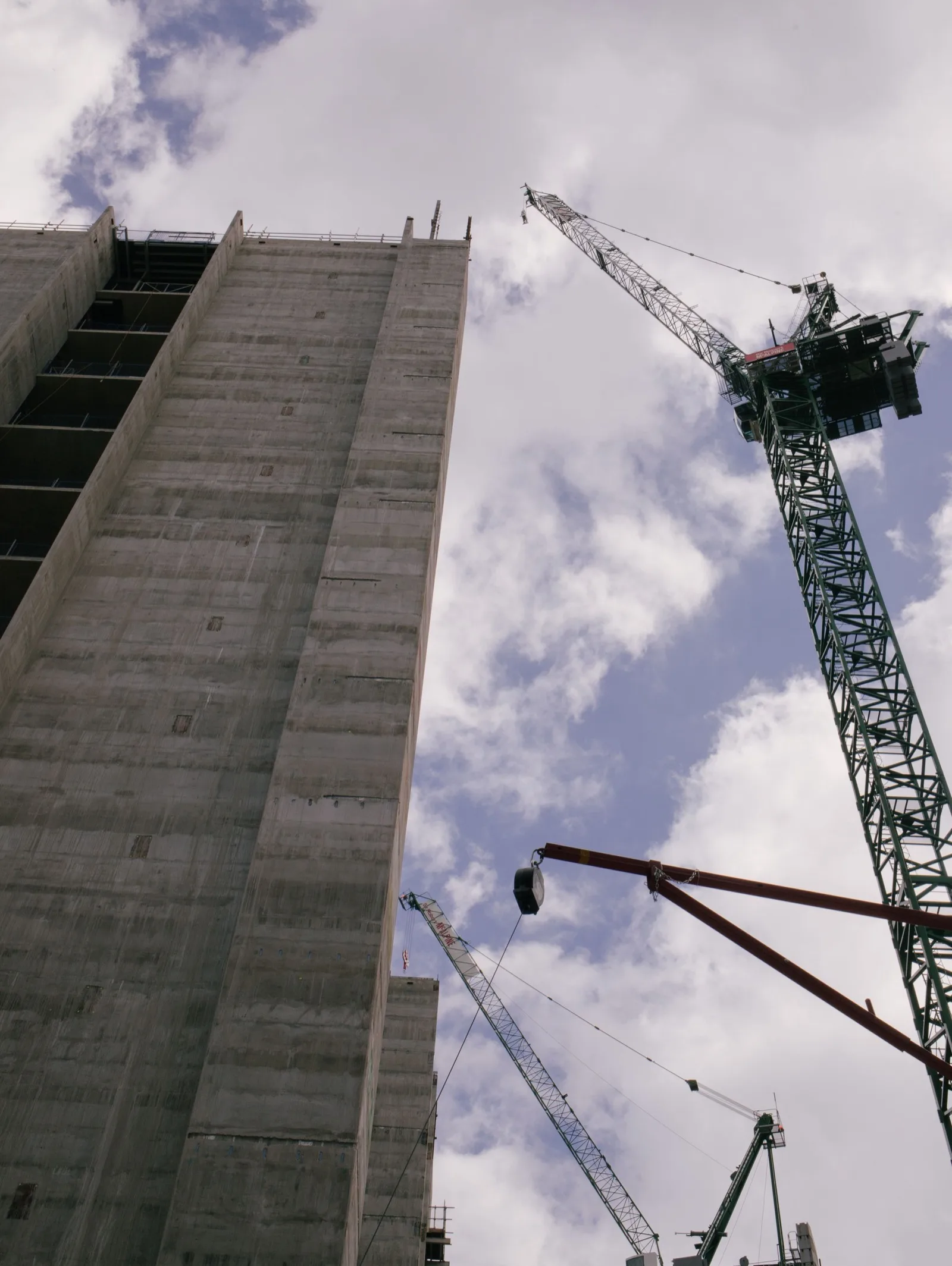 Concrete core under construction with two luffing cranes, seen from below
